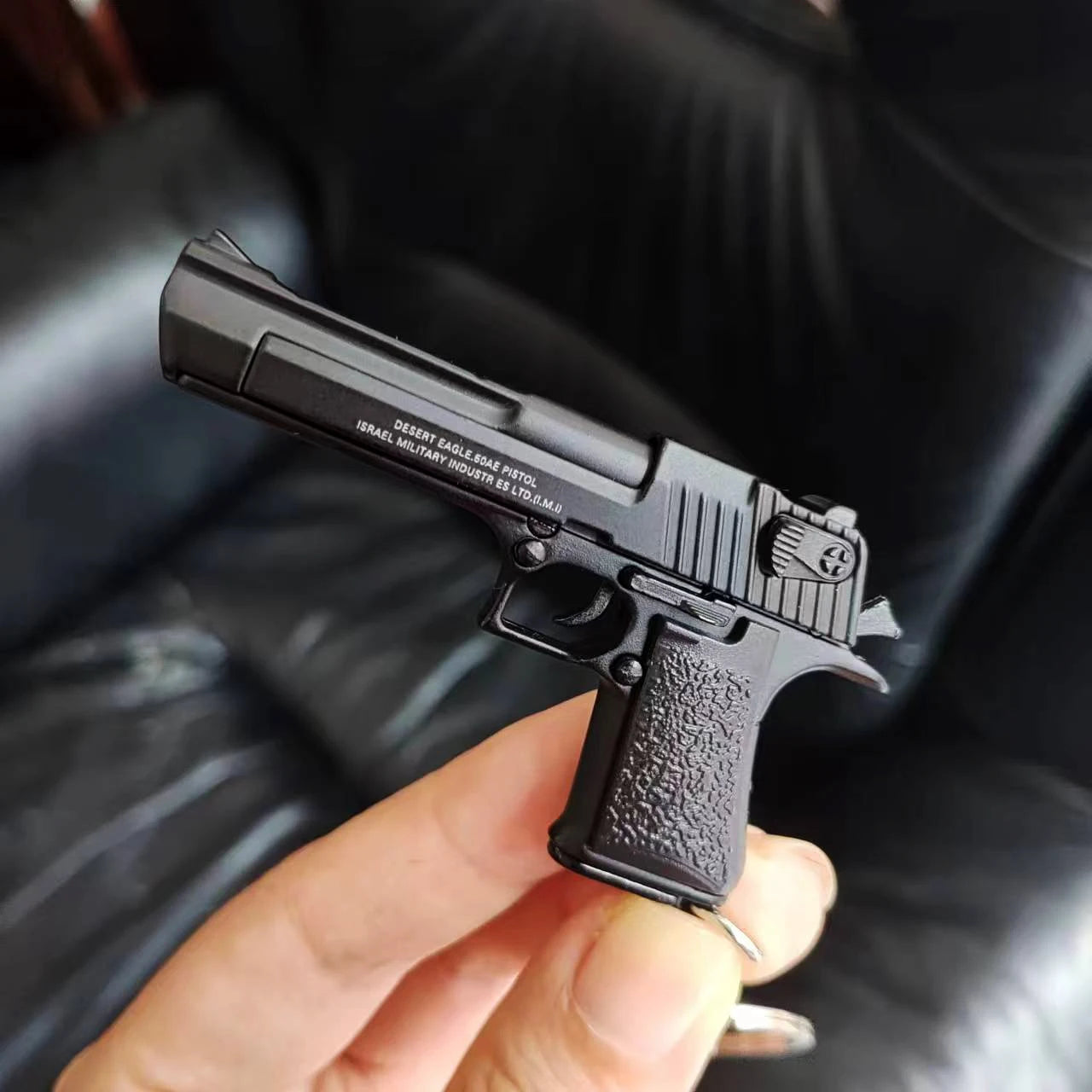 EZ Alloy 1:4 Scale Desert Eagle Pistol Keychain Mini Toy Gun Weapon Model Metal Keychain For Adult Kids Christmas Gift