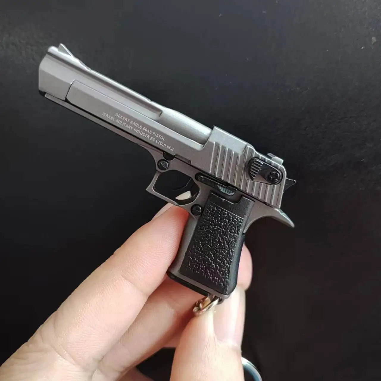 EZ Alloy 1:4 Scale Desert Eagle Pistol Keychain Mini Toy Gun Weapon Model Metal Keychain For Adult Kids Christmas Gift